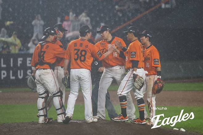 [서울=뉴시스] 프로야구 한화 이글스 선수단이 15일 대전 한화생명볼파크에서 열린 2025 신한 쏠뱅크 KBO리그 LG 트윈스와의 경기에서 승리한 뒤 서로 격려하고 있다. (사진=한화 이글스 제공) 2025.06.15. *재판매 및 DB 금지