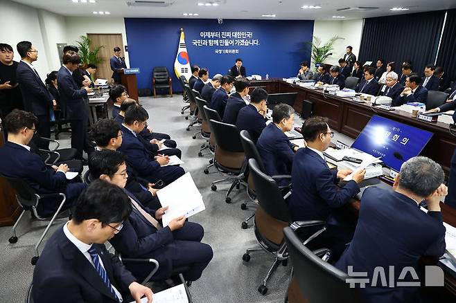 [서울=뉴시스] 김진아 기자 = 이한주 국정기획위원회 위원장이 16일 서울 종로구 정부서울청사 창성동 별관에서 열린 국정기획위원회 1차 전체회의에서  발언하고 있다.  이날 출범한 위원회는 정부가 임기 중 추진할 국정과제의 로드맵을 제시하며 이재명 정부의 100대 국정과제를 정리, 과제별로 추진 시점과 목표 등을 정해 '국정운영 5개년 계획'을 마련할 방침이다. (공동취재) 2025.06.16. photo@newsis.com
