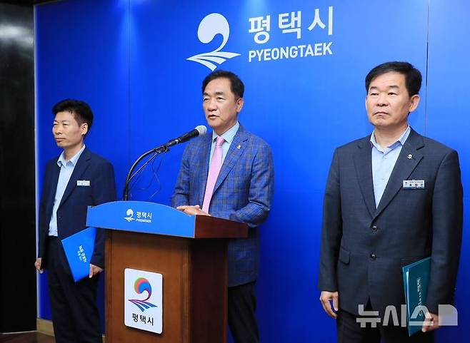 [평택=뉴시스] 정장선 시장(사진 가운데)이 평택시 평택국제학교 설립 운영 법인 최종 선정에 대한 설명을 하고 있다.(사진=평택시 제공) 2025.06.16.photo@newsis.com