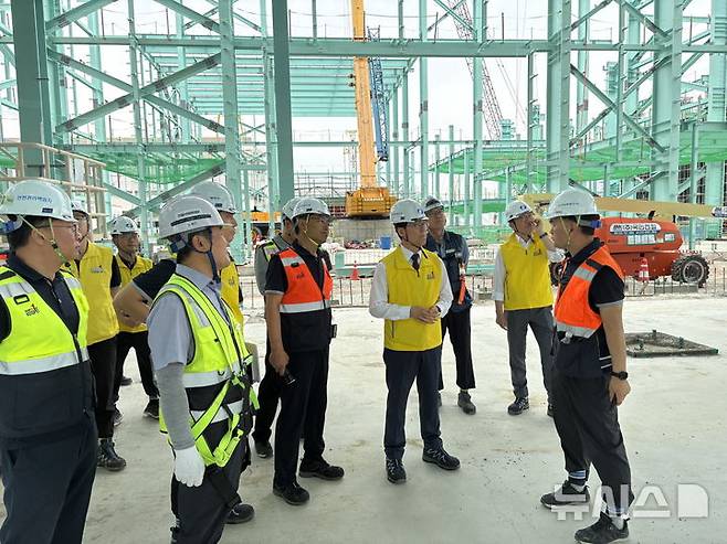 [세종=뉴시스]한국남부발전 기술안전부사장이 장마철 수해 대비와 건설현장 무재해 달성위한 현장 경영을 시행하는 모습.(사진=남부발전 제공)