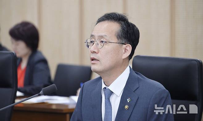 [세종=뉴시스] 이형일 기획재정부 장관 직무대행 1차관이 16일 오후 정부세종청사 중앙동에서 열린 '제48차 물가관계차관회의'를 주재하고 모두발언을 하고 있다. (사진 = 기재부 제공) 2025.06.16.