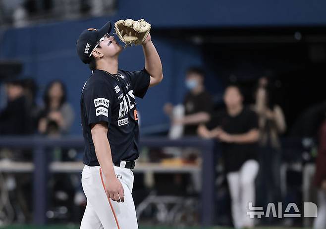 [서울=뉴시스] 정병혁 기자 = 9일 서울 구로구 고척스카이돔에서 열린 2025 KBO리그 한화 이글스 대 키움 히어로즈의 경기, 7-5로 승리한 한화 투수 김서현이 기뻐하고 있다. 2025.05.09. jhope@newsis.com