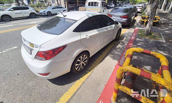 [전주=뉴시스] 김얼 기자 = 전북 전주시 완산구 마전길에 설치된 소화전 인근에 불법주차된 차량으로 가득 차 있다. 2025.05.13. pmkeul@newsis.com
