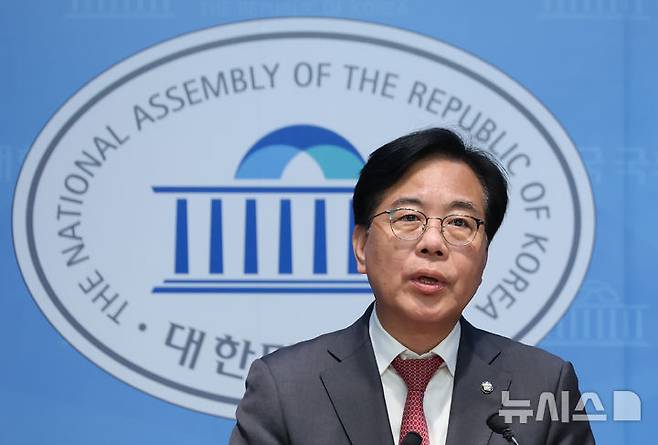 [서울=뉴시스] 고승민 기자 = 송언석 국민의힘 의원이 12일 서울 여의도 국회 소통관에서 원내대표 선거 출마 기자회견을 하고 있다. 2025.06.12. kkssmm99@newsis.com