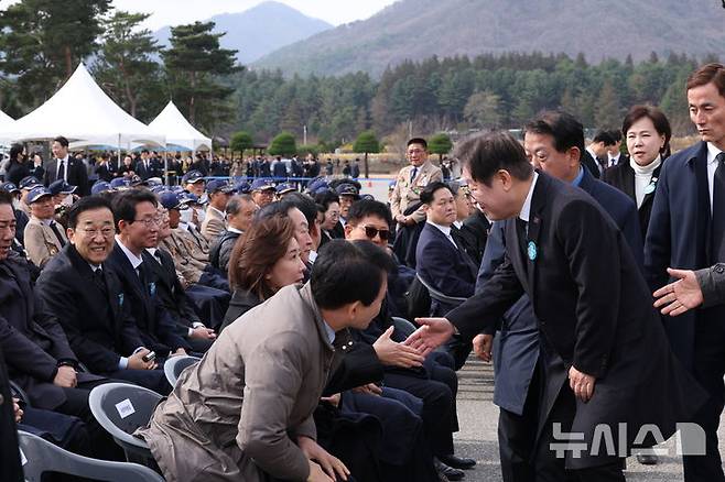 [대전=뉴시스] 최진석 기자 = 이재명 더불어민주당 대표와 나경원 국민의힘 의원이 28일 국립대전현충원에서 열린 제10회 서해수호의 날 기념식에서 인사하고 있다. (대통령실통신사진기자단) 2025.03.28. myjs@newsis.com