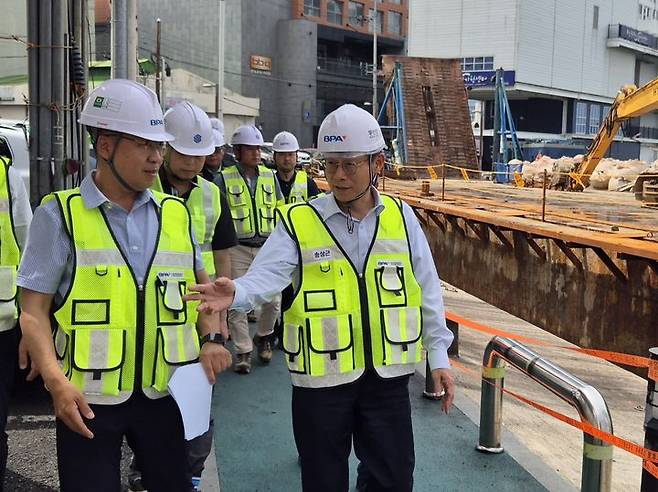 [부산=뉴시스] 부산 영도구 호안 보강공사 현장을 송상근 부산항만공사 사장(가운데)이 점검하고 있다. (사진=부산항만공사 제공) 2025.06.16. photo@newsis.com *재판매 및 DB 금지