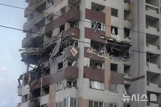 [테헤란=AP/뉴시스] 13일(현지 시간) 이란 테헤란에서 이스라엘의 공습을 받은 아파트 건물이 크게 파손돼 있다. 이스라엘방위군(IDF)은 이날 새벽 이스라엘이 이란의 핵·군 시설에 대한 선제타격을 개시했다고 성명을 통해 밝혔다. 2025.06.13.