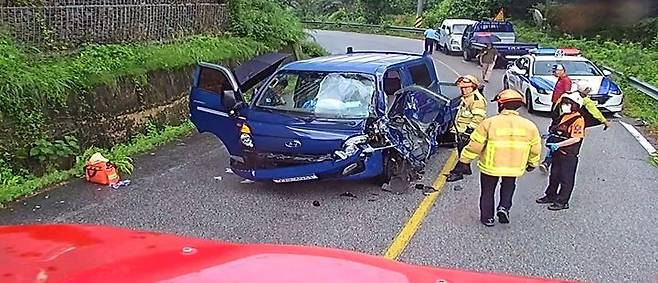 [남원=뉴시스] 16일 오전 11시36분께 전북 남원시 수지면의 한 도로에서 1t 트럭 2대가 서로 부딪혀 트럭이 파손돼있다. (사진=전북도소방본부 제공) 2025.06.16. photo@newsis.com *재판매 및 DB 금지