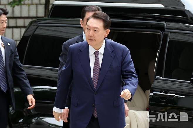[서울=뉴시스] 사진공동취재단 = 윤석열 전 대통령이 16일 오전 서울 서초구 서울중앙지방법원에서 열린 내란 우두머리 혐의·직권남용 권리행사 방해 혐의 사건 7차 공판에 출석하고 있다. 2025.06.16. photo@newsis.com