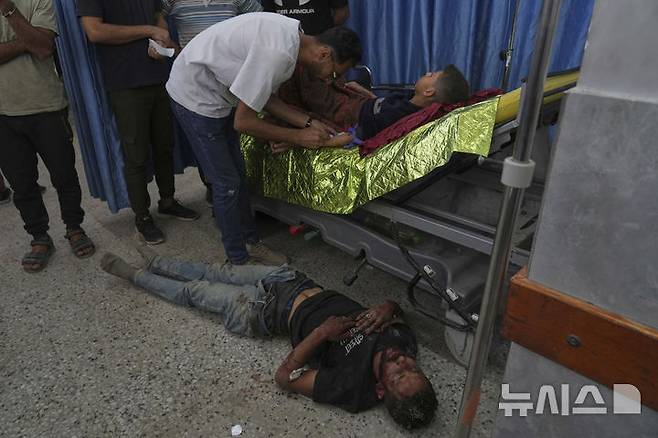 [가자시티=AP/뉴시스]가자지구에서 인도적 지원을 받으려다 지난 10일 밤 부상한 한 팔레스타인 어린이가 11일 가자시티 알시파 병원에서 치료받고 있다. 가자지구의 식품 배급 센터에서 16일 또다시 이스라엘군의 총격으로 팔레스타인인 38명이 사망했다고 가자지구 보건부가 밝혔다. 2025.06.16.