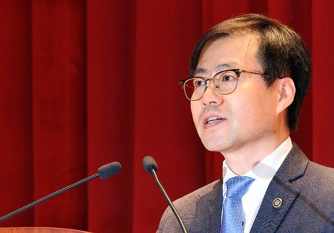 산업통상자원부 여한구 신임 통상교섭본부장이 12일 정부세종청사 산업통상자원부 강당에서 열린 취임식에서 취임사를 하고 있다. 연합뉴스