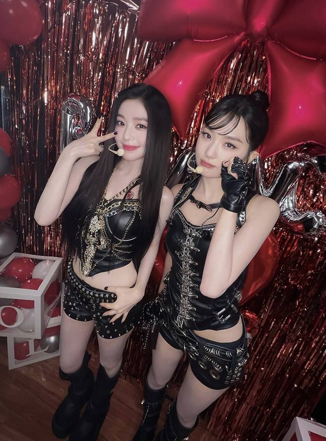 15일 오후 4시, 서울 송파구 올림픽공원 올림픽홀에서 첫 번째 단독 콘서트 '밸런스'를 연 아이린&슬기. 레드벨벳 공식 트위터