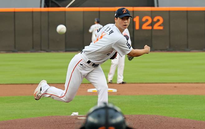 12일 대전 한화생명볼 파크에서 열린 2025 신한 SOL 뱅크 KB O리그 두산 베어스와 한화 이글스의 경기. 한화 선발 엄상백이 힘차게 공을 던지고 있다. 연합뉴스