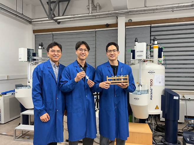 KAIST 화학과 김현우 교수, 김동훈 석박통합과정, 최경선 석박통합과정(왼쪽부터). 카이스트 제공