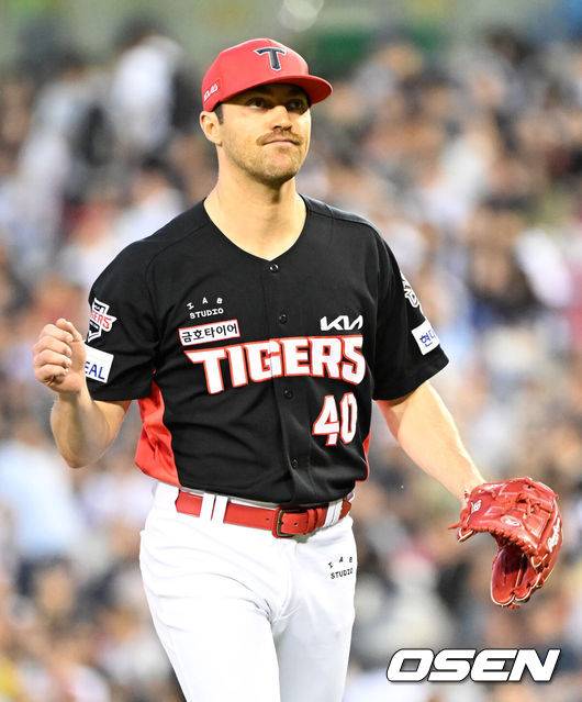 [OSEN=잠실, 이대선 기자] 4일 오후 서울 잠실야구장에서 2025 신한 SOL Bank KBO리그 두산 베어스와 KIA 타이거즈의 경기가 열렸다.두산은 최민석, KIA는 네일을 선발 투수로 내세웠다.4회말 2사 3루에서 두산 김준상을 삼진 처리한 KIA 네일이 더그아웃으로 가고 있다. 2025.06.04 /sunday@osen.co.kr