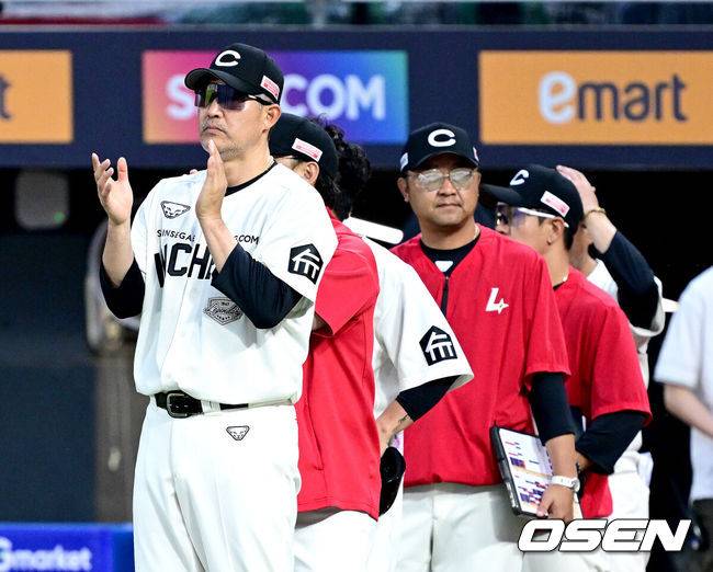 [OSEN=인천, 최규한 기자] 프로야구 SSG 랜더스가 짜릿한 1-0 승리로 3연패에서 탈출했다.&nbsp;SSG는 15일 인천 SSG랜더스필드에서 열린 ‘2025 신한은행 SOL Bank KBO리그’ 롯데 자이언츠와의 경기에서 1-0으로 승리했다. 이날 승리로 3연패를 끊으며 1승 1패로 롯데와의 주말 3연전을 마쳤다.&nbsp;경기를 마치고 승리한 SSG 이숭용 감독이 선수들을 맞이하며 박수를 보내고 있다. 2025.06.15 / dreamer@osen.co.kr