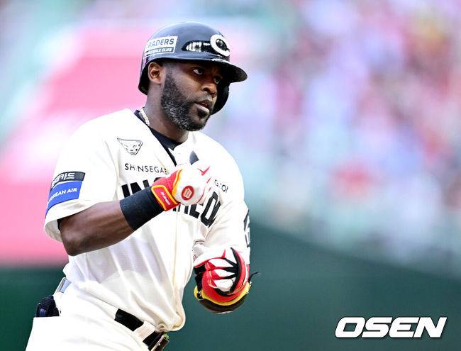 [OSEN=인천, 최규한 기자] 15일 인천 SSG랜더스필드에서 ‘2025 신한 SOL Bank KBO리그’ SSG 랜더스와 롯데 자이언츠의 경기가 열렸다.홈팀 SSG은 드류 앤더슨, 방문팀 롯데는 이민석을 선발로 내세웠다.6회말 무사 선두타자로 나선 SSG 에레디아가 선제 좌월 솔로포를 날리고 그라운드를 돌고 있다. 2025.06.15 / dreamer@osen.co.kr