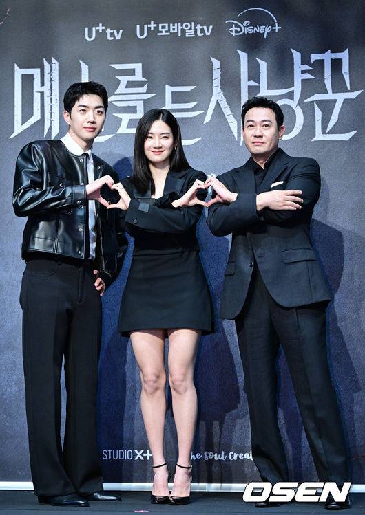 [OSEN=최규한 기자] 12일 오전 서울 라마다서울신도림호텔에서 STUDIO X+U 새 미드폼 드라마 ‘메스를 든 사냥꾼’ 제작발표회가 열렸다.‘메스를 든 사냥꾼’은 부검대 위에서 20년 전 죽은 줄 알았던 아빠이자 연쇄살인마 ‘재단사’의 익숙한 살인 방식을 발견한 부검의 세현이 아빠의 먹잇감이 되지 않기 위해 경찰 정현보다 먼저 그를 찾기 위해 나서는 범죄 스릴러다.배우 강훈, 박주현, 박용우(왼쪽부터)이 포토타임을 하고 있다. 2025.06.12 / dreamer@osen.co.kr