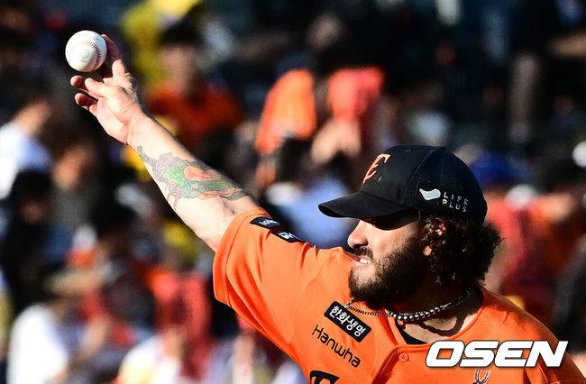 [OSEN=대전, 지형준 기자] 14일 대전 한화생명볼파크에서 2025 신한 SOL Bank KBO리그 한화 이글스와 LG 트윈스의 경기가 열렸다.LG가 40승 26패 1무(승률 .606)로 1위, 한화는 40승 27패(승률 .597)로 2위다. 0.5경기 차이다. 경기 결과에 따라 1위가 바뀔 수도 있다.&nbsp;이날 한화는 폰세, LG는 임찬규를 선발로 내세웠다.4회초 한화 폰세가 역투하고 있다. 2025.06.14 /jpnews@osen.co.kr