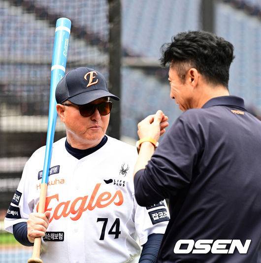 [OSEN=대전, 지형준 기자] 14일 대전 한화생명볼파크에서 2025 신한 SOL Bank KBO리그 한화 이글스와 LG 트윈스의 경기가 열렸다.LG가 40승 26패 1무(승률 .606)로 1위, 한화는 40승 27패(승률 .597)로 2위다. 0.5경기 차이다. 경기 결과에 따라 1위가 바뀔 수도 있다.&nbsp;이날 한화는 폰세, LG는 임찬규를 선발로 내세웠다.한화 손혁 단장과 김경문 감독이 이야기를 나누고 있다. 2025.06.14 /jpnews@osen.co.kr