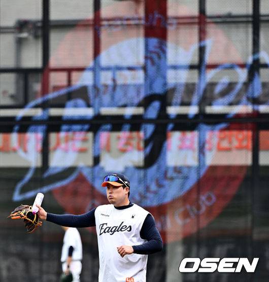 [OSEN=대전, 지형준 기자] 14일 대전 한화생명볼파크에서 2025 신한 SOL Bank KBO리그 한화 이글스와 LG 트윈스의 경기가 열렸다.LG가 40승 26패 1무(승률 .606)로 1위, 한화는 40승 27패(승률 .597)로 2위다. 0.5경기 차이다. 경기 결과에 따라 1위가 바뀔 수도 있다.&nbsp;이날 한화는 폰세, LG는 임찬규를 선발로 내세웠다.한화 류현진이 훈련을 마치고 이동하고 있다. 2025.06.14 /jpnews@osen.co.kr