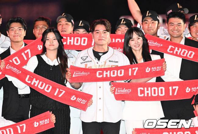 [OSEN=인천, 김성락 기자] 프로야구 롯데 자이언츠가 아슬아슬한 투수전을 잡아내고 3연승을 내달렸다.&nbsp;롯데는 14일 인천 SSG랜더스필드에서 열린 ‘2025 신한은행 SOL Bank KBO리그’ SSG 랜더스와의 경기에서 4-2로 승리했다.&nbsp;경기 종료 후 추신수의 은퇴식 행사가 진행됐다. SSG 추신수가 가족, 선수들과 함께 기념촬영을 하고 있다. 2025.06.14 / ksl0919@osen.co.kr