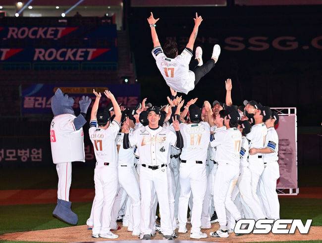 [OSEN=인천, 김성락 기자] 프로야구 롯데 자이언츠가 아슬아슬한 투수전을 잡아내고 3연승을 내달렸다.&nbsp;롯데는 14일 인천 SSG랜더스필드에서 열린 ‘2025 신한은행 SOL Bank KBO리그’ SSG 랜더스와의 경기에서 4-2로 승리했다.&nbsp;경기 종료 후 추신수의 은퇴식 행사가 진행됐다. SSG 추신수가 헹가래를 받고 있다. 2025.06.14 / ksl0919@osen.co.kr