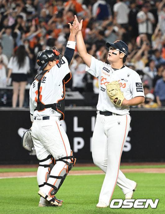 [OSEN=대전, 김성락 기자] 프로야구 한화 이글스가 더블 스틸에 이어 이도윤의 역전 결승타가 터지며 위닝시리즈를 확보했다.&nbsp;한화는 4일 대전 한화생명볼파크에서 열린 2025 신한 SOL Bank KBO리그 KT 위즈와의 홈경기를 4-3으로 승리했다.&nbsp;승리가 확정된 순간 한화 김서현, 최재훈이 기쁨을 나누고 있다. 2025.06.04 / ksl0919@osen.co.kr
