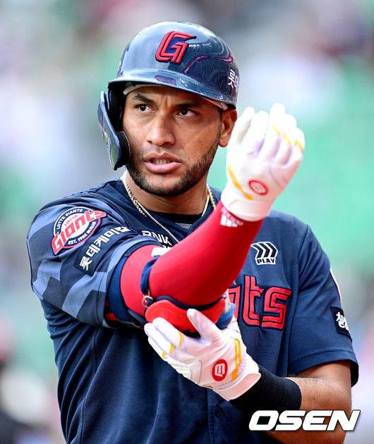 [OSEN=인천, 최규한 기자] 15일 인천 SSG랜더스필드에서 ‘2025 신한 SOL Bank KBO리그’ SSG 랜더스와 롯데 자이언츠의 경기가 열렸다.홈팀 SSG은 드류 앤더슨, 방문팀 롯데는 이민석을 선발로 내세웠다.4회초 무사 2루 상황 롯데 레이예스가 외야 플라이로 물러나며 장비를 벗고 있다. 2025.06.15 / dreamer@osen.co.kr