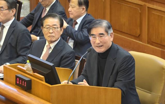 ▲김용현 전 국방부 장관이 지난 1월 서울 종로구 헌법재판소에서 열린 윤석열 대통령 탄핵심판 4차변론에 증인으로 출석해 답변하던 중 웃음 짓고 있다. ⓒ연합뉴스