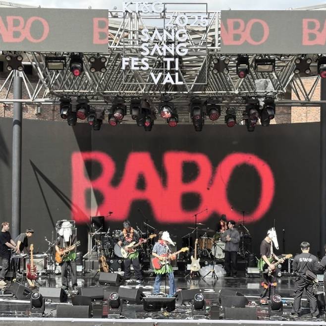 AKMU(악뮤) 이찬혁이 이끄는 밴드 'BABO'(바보)가 이찬혁을 등에 업고 특혜를 받고 있다는 비판이 나왔다. /사진=인스타그램 갈무리