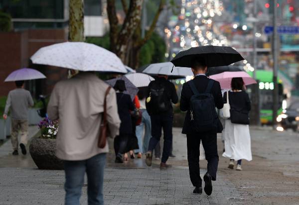15일 서울 강남구 일대에서 우산을 쓴 시민들이 발걸음을 재촉하고 있다. 뉴시스