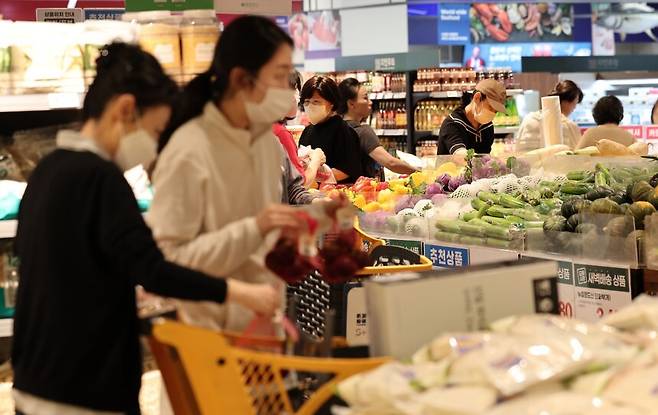 5일 오후 서울 시내 한 대형마트에서 시민들이 장을 보고 있다. 뉴스1