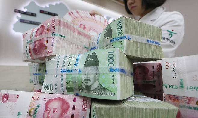 서울 중구 KEB하나은행 본점 위변조대응센터에서 직원이 원화와 위안화를 살펴보고 있다. 연합뉴스