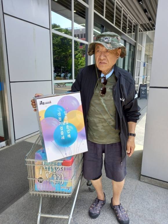 납북자가족, ‘파티용 헬륨가스’ 들고 임진각 방문했다 입건 - 대북 전단 살포를 예고한 납북자가족모임이 15일 집회 준비를 위해 경기 파주시 임진각을 찾았다가 헬륨가스를 소지한 혐의로 경찰에 입건됐다고 밝혔다. 사진은 최성룡 납북자가족모임 대표가 파티용 헬륨가스를 준비한 모습. 2025.6.15 납북자가족모임 제공