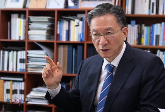 ‘친명 좌장’ 정성호 의원이 국회 의원회관에서 정부 출범초기 인사에 대해 인터뷰를 하고 있다. 안주영 전문기자