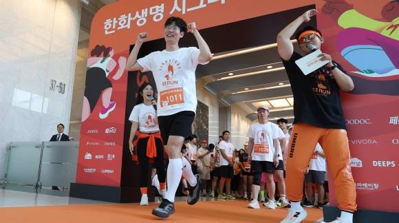 “63빌딩 1251개 계단 올라요” - 지난 14일 서울 여의도 63빌딩에서 열린 ‘2025 한화생명 시그니처 63런(RUN)’ 참가자들이 밝은 표정으로 출발하고 있다. ‘시그니처 63런’은 63빌딩 내 1251개 계단을 오르는 이색 행사로 1995년 첫 대회 이후 올해로 21회째를 맞았다. 뉴시스