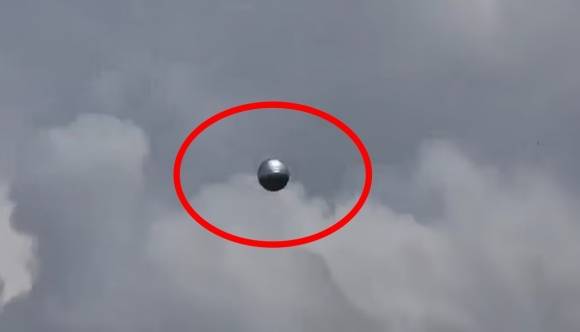 현지시간으로 지난 7일 콜롬비아 바예델 카우카주(州) 윰보에 있는 사탕수수밭 위에서 금속 재질로 추정되는 구체가 지그재그 패턴으로 움직이며 공중을 떠다니는 모습이 포착됐다. 엑스 영상 캡처