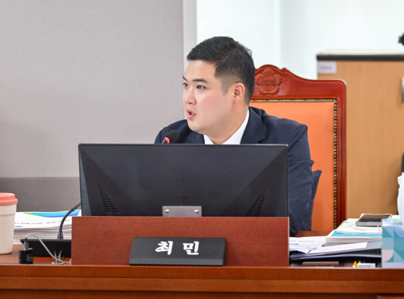 최민 의원. 6월 13일 제384회 정례회 ‘2024회계연도 여성가족평생교육위원회 결산’ 심사.  진로체험 일몰 사업·청년기본소득·아이돌봄 정책 대대적 개선 촉구. (사진=경기도의회)