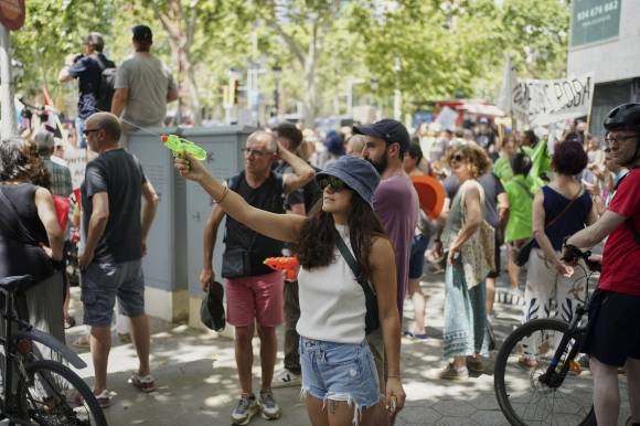 스페인 바르셀로나에서 물총을 든 시위대가 오버투어리즘 반대 시위에 참여하고 있다. 2025.6.16 AP 연합뉴스