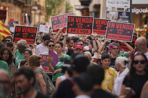 스페인 발레아레스 제도 마요르카에서 오버투어리즘에 반대하는 시위가 벌어지고 있는 가운데 사람들이 행진하고 있다. 2025.6.16 AP 연합뉴스
