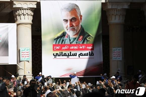 지난 2021년 1월 2일(현지시간) 미국 드론 표적 공격으로 사망한 이란군 사령관 가셈 솔레이마니 1주기 추모식에 시민들이 참석하고 있다. 2021.12.21 로이터 뉴스1