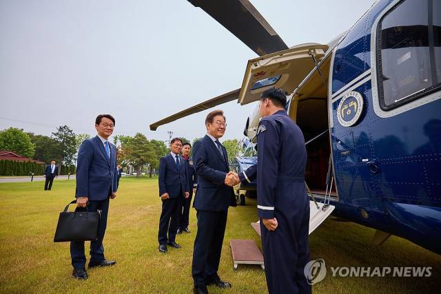 대통령실은 이재명 대통령이 13일 서울 용산 대통령실 청사에서 전용 헬기에 탑승하며 승무원과 인사하는 모습을 14일 SNS를 통해 공개했다. 연합뉴스