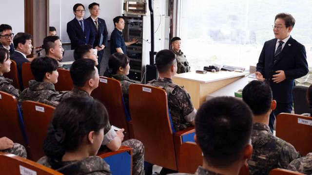 이재명 대통령이 13일 경기도 연천군 육군 25사단 비룡전망대에서 장병들을 격려하고 있다. 연합뉴스
