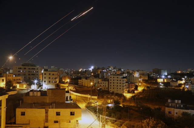 서안지구 남부 헤브론시 상공에서 15일(현지 시간) 이스라엘을 겨냥해 이란이 발사한 미사일의 궤적이 보이고 있다. 신화연합뉴스