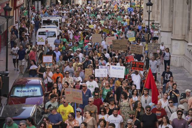 15일(현지 시간) 스페인 마요르카 섬에서 오버투어리즘에 반대하는 시위가 열리고 있다. AP연합뉴스