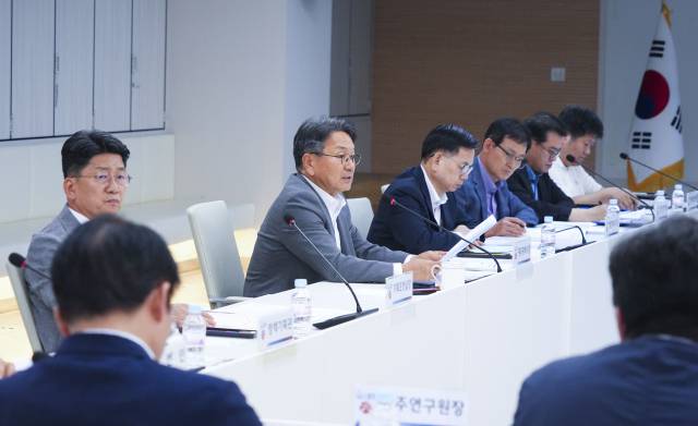 기정 광주광역시장이 16일 광주시청 중회의실에서 열린 '대선공약 국정과제 반영 TF 회의'에 참석해 대선공약 반영 현황을 보고 받고 있다. 사진 제공=광주광역시