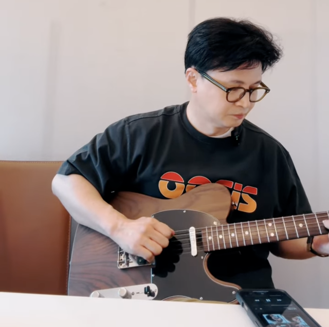 기타 연주를 해 보이는 한동훈 전 대표. 한동훈 유튜브 채널 캡처