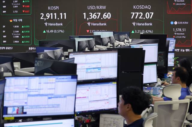 16일 오전 서울 중구 하나은행 딜링룸에서 직원들이 업무를 보고 있다. 연합뉴스