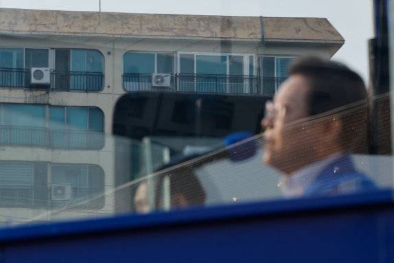 이재명 대통령이 6·3 대통령 선거를 앞두고 5월 29일 서울 서초구 고속버스터미널 광장에서 지지를 호소하는 가운데 이 후보 너머로 보이는 반포의 한 아파트. 뉴스1